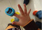 จอแสดงผล OLED สีน้ำเงิน / สีชมพู / เหลืองปลายนิ้ว Oximeter Pulse สำหรับเด็ก ผู้ผลิต